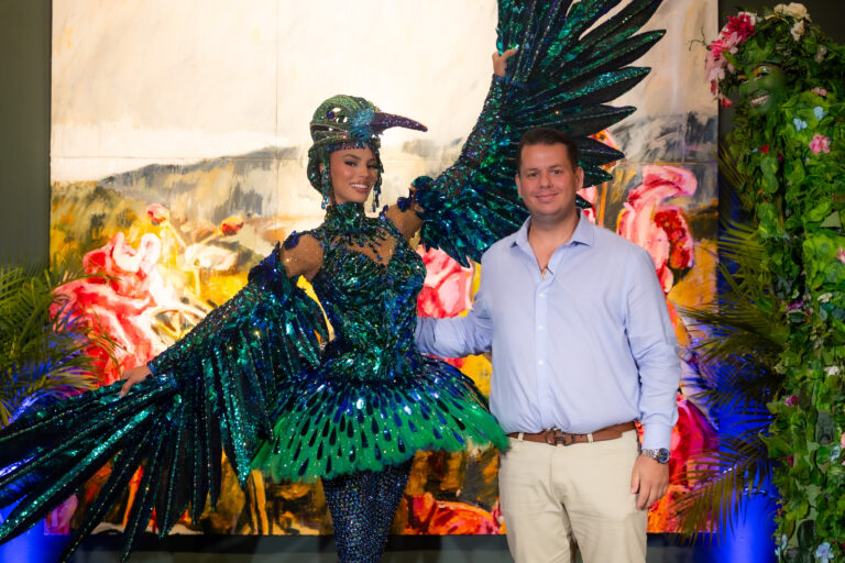 Zashely Alicea, Miss Universe Puerto Rico 2025, junto a representante de SAK Entertainment. (Foto: Jean Ayala / Wapa Digital)