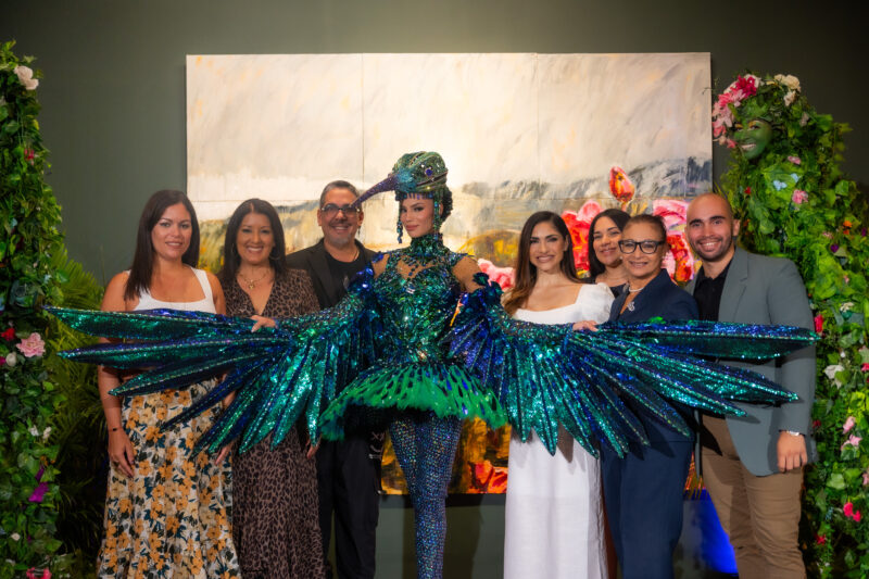 Zashely Alicea, Miss Universe Puerto Rico 2025, junto al equipo de Miss Universe Puerto Rico; Migdaliz Ortiz, Carmencita Rodríguez, Clark Ivor, Yizette Cifredo, Laura Ayala, Kuchy Vega y Jobenny Rivera. (Foto: Jean Ayala / Wapa Digital)