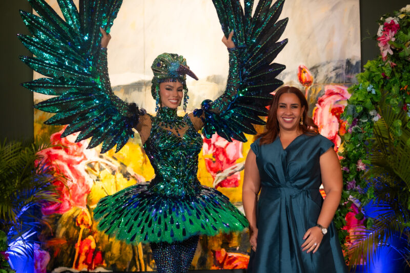 Zashely Alicea, Miss Universe Puerto Rico 2025, junto a la coordinadora de eventos y doctora Ana Agosto. (Foto: Jean Ayala / Wapa Digital)