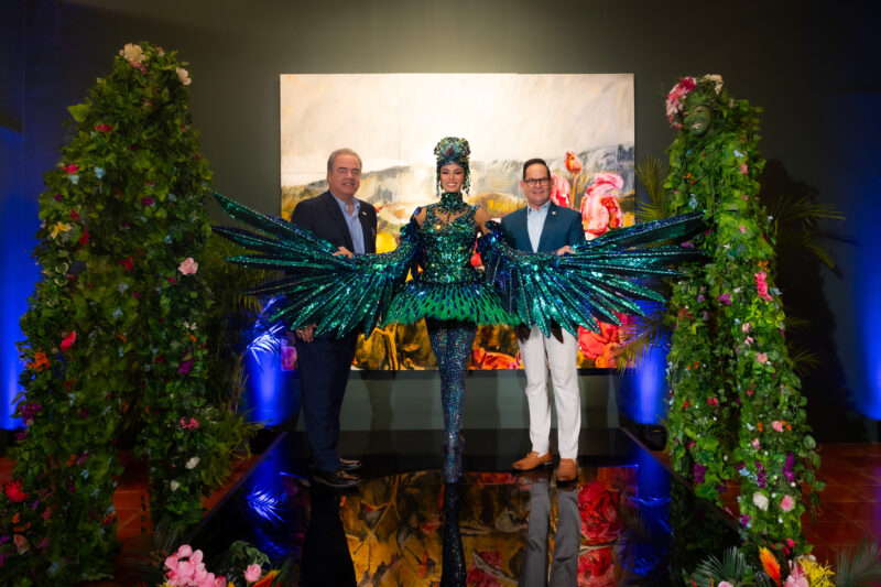 Zashely Alicea, Miss Universe Puerto Rico 2025, junto a Jorge Hidalgo, presidente de Wapa Media, y Victor Rivera, director de Arte y Cultura del Municipio de San Juan. (Foto: Jean Ayala / Wapa Digital)