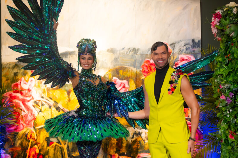 Zashely Alicea, Miss Universe Puerto Rico 2025, junto a Joshuan Aponte, el diseñador del traje típico. (Foto: Jean Ayala / Wapa Digital)